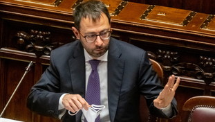 Il governo perde pezzi? La minaccia di Patuanelli agita Draghi