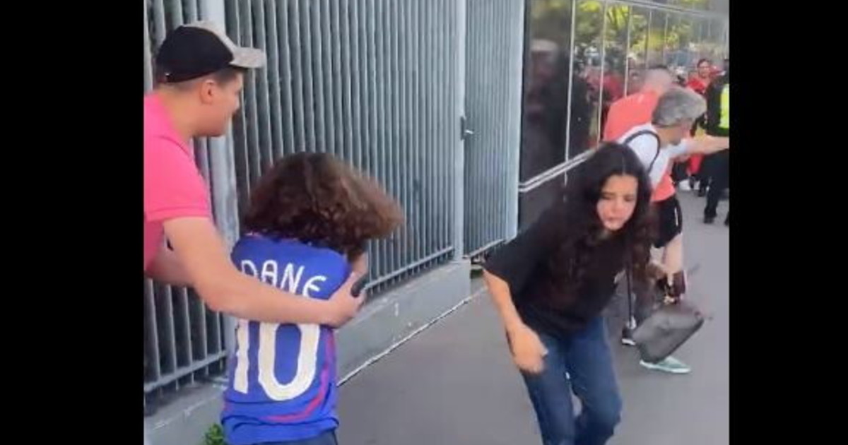A Parigi la polizia usa i gas lacrimogeni e i bambini si sentono male | VIDEO A Parigi la polizia usa i gas lacrimogeni e i bambini si sentono male | VIDEO