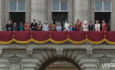 Royal Family schierata, lo show anche sul balcone: che succede accanto alla Regina