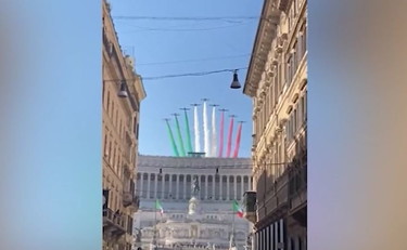 Il volo delle #Frecce tricolori sull'Altare della Patria