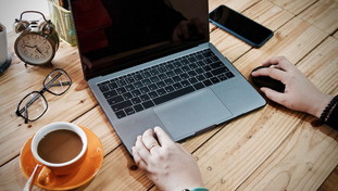 Oltre 4,5 milioni di italiani resteranno in smart working: il nodo contratti