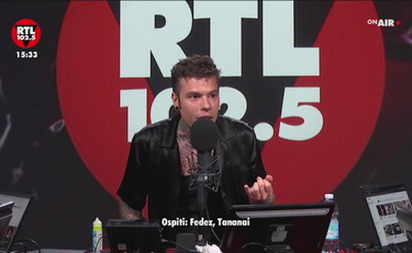 Fedez al Power Hits Estate 2022. L'annuncio in diretta fa impazzire i fan