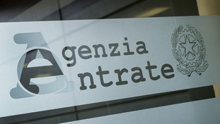 Evasori spacciati, scatta la caccia sui social. Ecco l'arma segreta del Fisco per passare tutti al setaccio