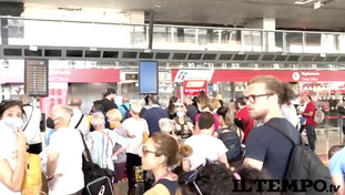 Caos treni, Italia paralizzata. In migliaia alla stazione Termini: qui da ore e non ci dicono niente