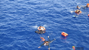 Navi delle ong strapiene di profughi. Lampedusa scoppia: situazione fuori controllo