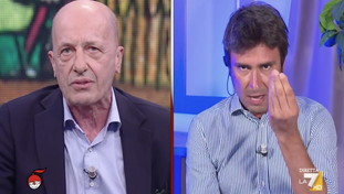 Volano gli stracci tra Di Battista e Sallusti: “Hai paura, senza pa**e”, “Fai ridere, zittisci i giornalisti”