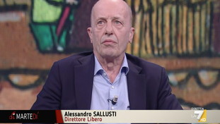 Sallusti combatte la propaganda di Putin e fa preoccupare Floris: “Poi non torni...”