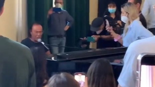 Sorpresa di Antonello Venditti: nell'ultimo giorno di scuola ritorna al suo vecchio liceo