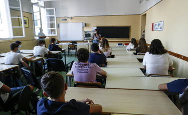 Mascherine obbligatorie per gli esami a scuola, furia Codacons contro il Tar