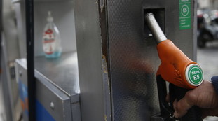 Mazzata infinita sugli automobilisti, la benzina sfonda i 2 euro anche in self service