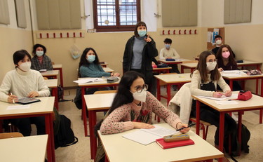 Esami senza mascherina, la profezia di Costa sull'obbligo a scuola