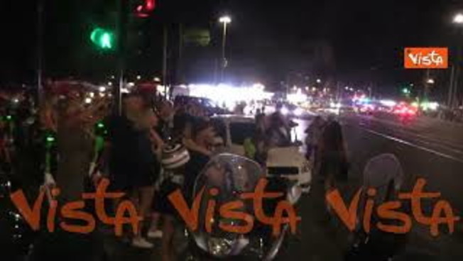 Vasco Rossi riempie il Circo Massimo, fan anche sopra le macchine per vedere il 