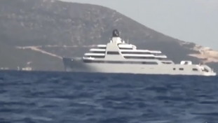 Abramovich dribbla ancora le sanzioni, i suoi mega-yacht prendono il largo