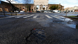 Crolla una parte dell'arco di Porta Maggiore a Roma