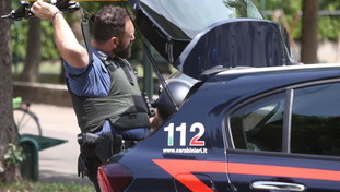 Spari davanti alla casa di un imprenditore, lui risponde al fuoco: attimi di terrore a Pomezia