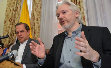 Via libera all'estradizione di Assange negli Usa. Il fondatore di Wikileaks rischia 175 anni di carcere