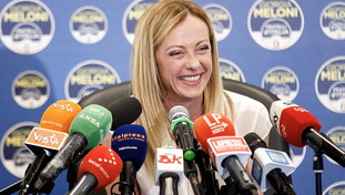 Sondaggio bomba: Meloni vola, Pd più lontano. Ma un italiano su tre vuole Draghi anche nel 2023