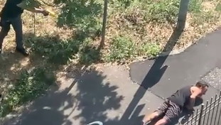 Metti a terra la siringa. Poi la scarica con il taser: attimi di terrore in strada, si salvano con la pistola elettrica