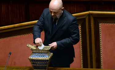 Pensa solo a.... Dessì asfalta Draghi in Senato