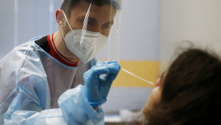 Covid, boom di casi. A settembre vaccino bivalente per gli over 50 (ma senza Omicron 5)