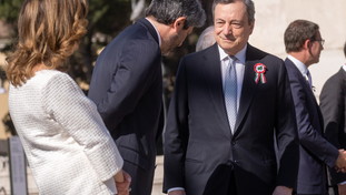 Draghi non ne azzecca una. Si prende pure la strigliata dal Senato: c'è disagio, così non va