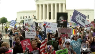 La Corte Suprema Usa cancella il diritto all'aborto: gli Stati potranno vietarlo. Biden annuncia battaglia