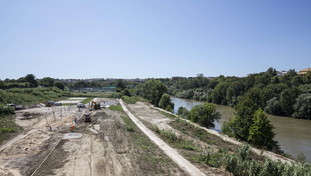 L'estate è iniziata da un pezzo, ma la spiaggia sul Tevere non c'è ancora