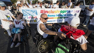 Un'altra beffa per i familiari dei disabili: assegni di cura dimezzati