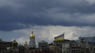 Esplosioni multiple, civili sotto le macerie: Kiev torna a tremare