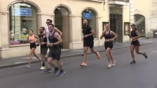 Roma nella morsa del caldo, i turisti si rifugiano alle fontane di Piazza Navona e Piazza del Popolo