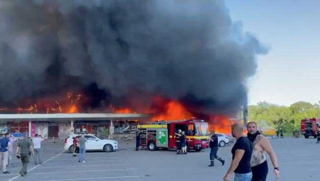 Missili russi sul centro commerciale ucraino: si fa il conto dei morti. Oltre mille civili a rischio