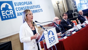 Vediamoci e vinciamo. Meloni rilancia l'unità: vertice su come andare avanti