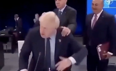 Nervi a fior di pelle, Johnson scaccia la mano di Erdogan. Il saluto è un caso | VIDEO