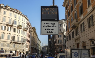 Meno parcheggi in strada, i romani dovranno usare i mezzi pubblici