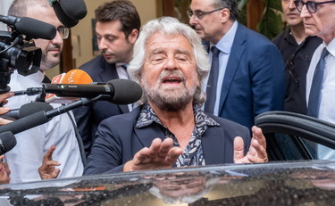 Grillo spara il post al veleno sui traditori, con chi se la prende