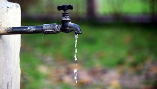 In Italia si sprecano miliardi di litri d'acqua al giorno: i trucchi per il risparmio