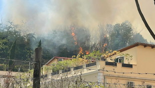 La Capitale stretta dalla morsa dagli incendi: gente in fuga dalle proprie case