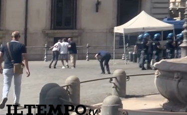 Tassista sfonda il blocco, immobilizzato e portato via