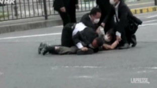 Spari, urla e Shinzo Abe cade a terra: le immagini terrificanti