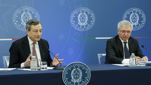 Pochi figli e bamboccioni: ragazzi senza prospettive. Così l'Italia muore