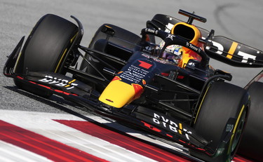 Verstappen vince la sprint race davanti alle Ferrari di Leclerc e Sainz