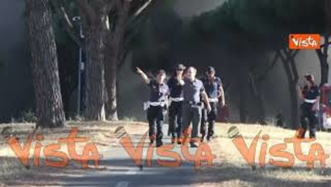 Incendio al Parco di Centocelle a Roma, le fiamme e l'enorme colonna di fumo invadono la Togliatti