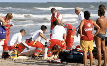 Annega col figlio di 8 anni, tragedia sulla spiaggia di Fano