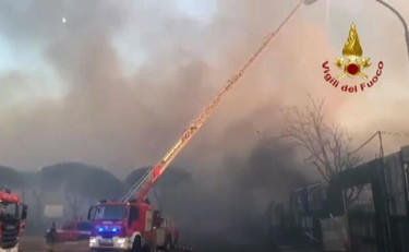 Incendi Roma, Gualtieri: nei roghi c'è la mano dell'uomo