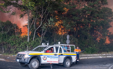 Tra incendi e caos rifiuti Roma è in ginocchio: tutti i guai del sindaco Gualtieri