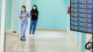 Spot, medici e farmacie per convincere gli over-60. Governo terrorizzato dal flop