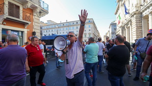 Guai senza fine per il governo: i tassisti paralizzano le città. E si incatenano davanti a Draghi