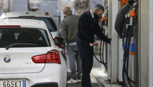Il salasso dell'estate: tra benzina e biglietti aerei per partire tocca indebitarsi
