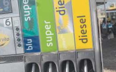 Benzina e taglio delle accise: la decisione del governo, cosa succede adesso
