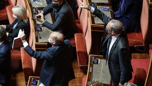 Il M5S dà addosso a Lega e Forza Italia. Tutti i dubbi su Draghi, sempre più caos